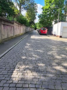 VERMIETET! Koffer auspacken und zu Hause sein! Groß + Stylisch – ein tolles Studio! 1 Zimmer + sep. Wohnküche + Terrasse – Top Lage Sachsenhausen