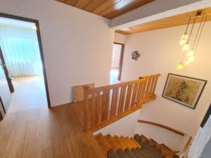 VERMIETET!Perfekte Lage am Berger Hang! 6 Zimmer + 2 Bäder auf 2 Etagen mit eigenem Garten + Teich!