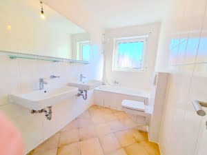 VERMIETET! Für die Familie! Neu sanierte 5 Zimmerwhg. + Terrrasse + Garten + Garage in Steinbach