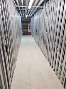 VERMIETET! -Privatstraße Sachsenhausen: Attraktive 3-Zimmer-Wohnung mit großem Balkon + TG