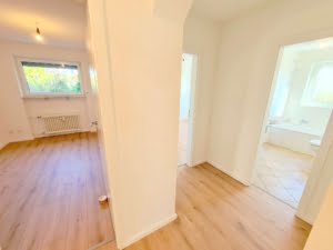 VERMIETET! Für die Familie! Neu sanierte 5 Zimmerwhg. + Terrrasse + Garten + Garage in Steinbach