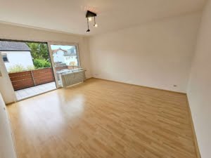 VERMIETET! Gemütliche 2-Zimmer Wohnung mit Balkon + nagelneues Bad- Top Lage Rumpenheim