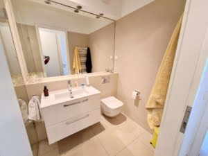 VERMIETET! Sonnige 2-Zimmer Wohnung mit 2 Balkonen, Parkett, Einbauküche- zentr. Ostend Lage