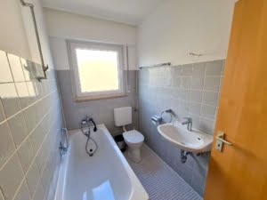 VERMIETET! Großzügige 2 Zimmer Wohnung mit Balkon in gepflegtem MFH zentral in Bad Soden