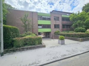 RESERVIERT! Schicke 5 Zimmer + 2 Balkone -Fußbodenheizung – Schwimmbad + Sauna im Haus – ruhig in Niederrad