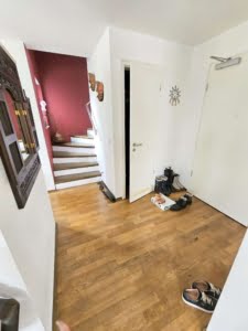 VERMIETET! Sehr großzügige 3-Zimmer Maisonette mit 2 Balkonen + TG-Platz – Top Lage Sachsenhausen
