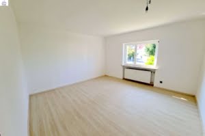 VERMIETET! Viel Platz auf 2 Etagen + großer Garten, 7 Zimmer + 2 Bäder + Doppelgarage