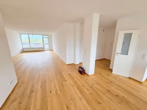 VERMIETET! Erstbezug nach Sanierung! Sonnige 4 Zimmerwohnung mit Balkon + Weitblick – Kriftel