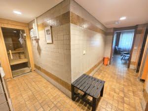 RESERVIERT! Schicke 5 Zimmer + 2 Balkone -Fußbodenheizung – Schwimmbad + Sauna im Haus – ruhig in Niederrad
