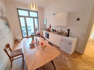 VERMIETET! 3 große Zimmer + Wohnküche + Balkon- top saniert – Mitten im Leben – Altbaucharme pur!