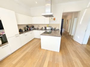 VERMIETET! Ein Highlight für Altbaufans in Sachsenhausen! Große 4-Zimmerwohnung mit Balkon + EBK