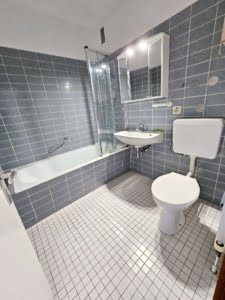 VERMIETET! WOW! TOP SKYLINEBLICK + POOL+SAUNA im Haus! Großes 1 Zimmer Apt. mit Balkon. –