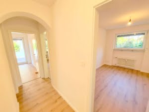VERMIETET! Für die Familie! Neu sanierte 5 Zimmerwhg. + Terrrasse + Garten + Garage in Steinbach
