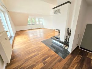 VERKAUFT!Attraktive große 3 Zimmer Dachstudio Whg. mit Balkon +Garagenpl – Top Lage nahe Stadtwald