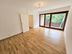 VERMIETET! Großzügige 4 Zimmer + 2 Balkone + Keller + TG-Platz -Schwimmbad/Sauna im Haus!