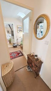 VERMIETET! Altbaucharme.: Gemütliches 1 Zimmer Apt. im DG + Wohnküche – zentral im Ostend