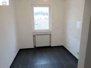 VERMIETET!2021 neu saniert! Toplage : Großes, sonniges 1 Zimmer Apt. mit Balkon + sep. Küche mit EBK