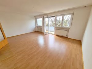 VERMIETET! Großzügige 2 Zimmer Wohnung mit Balkon in gepflegtem MFH zentral in Bad Soden
