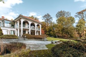 VERKAUFT! Prachtvolle Villa mit Schwimmbad und Parkgrundstück mit Teich – Hollywood-Feeling im Rheingau!