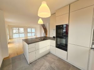 VERKAUFT! Stylische 3 -Zimmer Maisonette mit großem Balkon + Luxusküche + 2 TG-Plätze – Hofheim