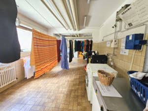 RESERVIERT! Schicke 5 Zimmer + 2 Balkone -Fußbodenheizung – Schwimmbad + Sauna im Haus – ruhig in Niederrad