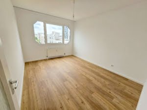 VERMIETET! Bester Skylineblick inkl. +Pool+Sauna im Haus! Schicke 3 Zimmer Wohnung mit Balkon –