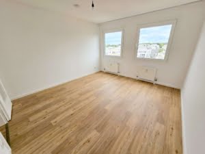 VERMIETET! Bester Skylineblick inkl. +Pool+Sauna im Haus! Schicke 3 Zimmer Wohnung mit Balkon –