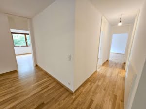 VERMIETET! Großzügige 4 Zimmer + 2 Balkone + Keller + TG-Platz -Schwimmbad/Sauna im Haus!
