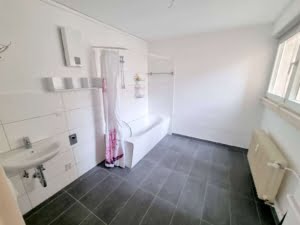 VERMIETET! Renovierte , große 2-Zimmer mit offener Küche – mitten in der Offenbacher Fußgängerzone