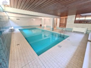 VERMIETET! sonnige 4,5 Zimmer mit Balkon – Parkett + Schwimmbad/Sauna im Haus – Niederad