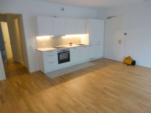 VERMIETET! Sonnige 2-Zimmer Wohnung mit 2 Balkonen, Parkett, Einbauküche + KFZ Platz mgl. – zentrale Ostend Lage
