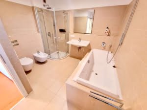 VERMIETET! Bester Skylineblick inkl. +Pool+Sauna im Haus! Schicke 3 Zimmer Wohnung mit Balkon –