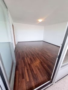 VERMIETET! Schicke 2 Zimmer Wohnung mit Balkon – Sachsenhausen + POOL+SAUNA im Haus!