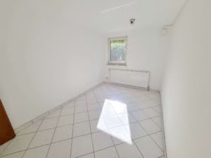 VERMIETET! Neu renoviert! Gemütliche 2 Zimmer Souterrain Wohnung inkl. Einbauküche – Steinbach/Ts