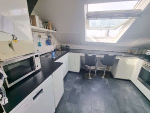 Ganz oben im Altbau! Sonnige+ richtig große Dachstudio Wohnung mit Skyline- + Taunusblick – ruhig in Rödelheim