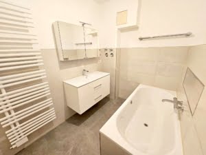 VERMIETET! Komplett renoviert in 2023! Große 3 Zimmerwohnung mit 2 Bädern + Balkon und inkl. Gartennutzung – Niederrad
