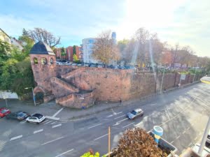 VERMIETET! Großzügige 3 Zimmerwohnung mit Südbalkon inkl EBK – zentral in Sachsenhausen
