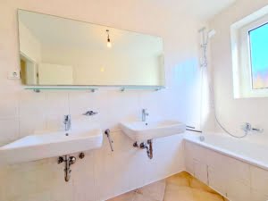 VERMIETET! Für die Familie! Neu sanierte 5 Zimmerwhg. + Terrrasse + Garten + Garage in Steinbach