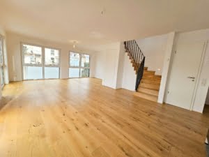 VERKAUFT! Stylische 3 -Zimmer Maisonette mit großem Balkon + Luxusküche + 2 TG-Plätze – Hofheim