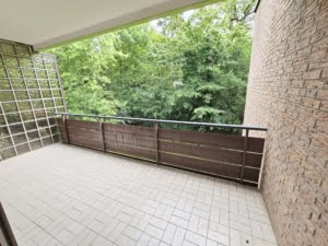 VERMIETET! Großzügige 4 Zimmer + 2 Balkone + Keller + TG-Platz -Schwimmbad/Sauna im Haus!