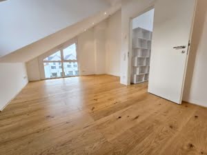 VERKAUFT! Stylische 3 -Zimmer Maisonette mit großem Balkon + Luxusküche + 2 TG-Plätze – Hofheim