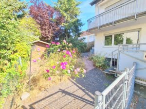 VERMIETET! Für die Familie! Neu sanierte 5 Zimmerwhg. + Terrrasse + Garten + Garage in Steinbach
