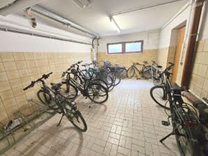 RESERVIERT! Schicke 5 Zimmer + 2 Balkone -Fußbodenheizung – Schwimmbad + Sauna im Haus – ruhig in Niederrad