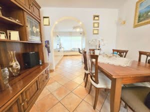 VERKAUFT! Perfekt für die kleine Familie! Solides Reihenmittelhaus + Garage + Garten -Heddernheim