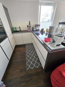 VERMIETET! -Privatstraße Sachsenhausen: Attraktive 3-Zimmer-Wohnung mit großem Balkon + TG