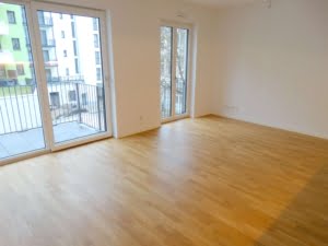 VERMIETET! Sonnige 2-Zimmer Wohnung mit 2 Balkonen, Parkett, Einbauküche + KFZ Platz mgl. – zentrale Ostend Lage