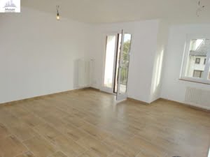 VERMIETET! Modern + Großzügig! Gemütliche 2-Zimmer plus offener Wohnküche + Balkon! – – EZB nah im Ostend