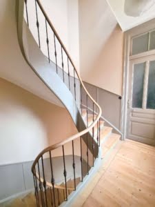 VERMIETET! Altbaucharme Pur + ganz oben! Sonnige 3-Zimmer Altbau Wohnung – zentral in Sachsenhausen