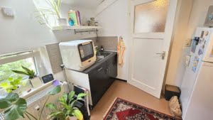 VERMIETET! Altbaucharme.: Gemütliches 1 Zimmer Apt. im DG + Wohnküche – zentral im Ostend