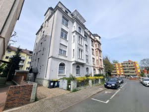 Ganz oben im Altbau! Sonnige+ richtig große Dachstudio Wohnung mit Skyline- + Taunusblick – ruhig in Rödelheim